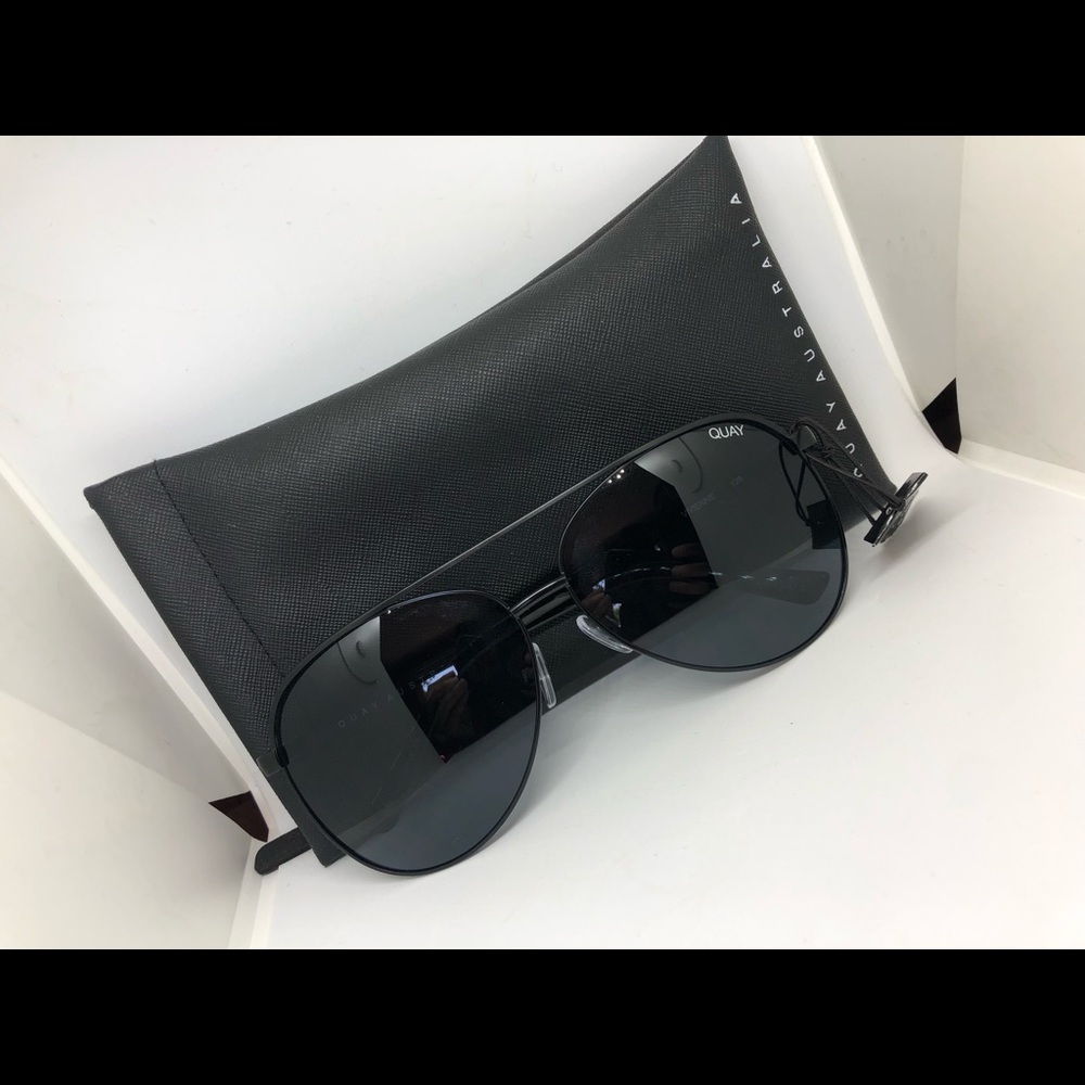 QUAY AUSTRALIA Vivienne Sunglasses in Black/Smoke